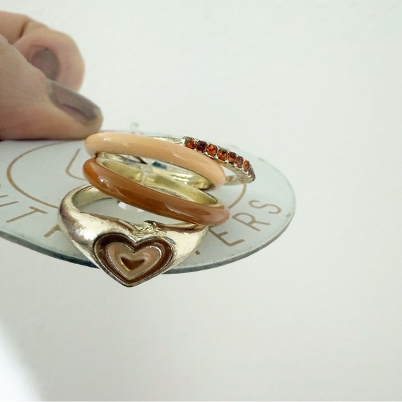 NWT Urban Outfitters Brown Heart Ring Stack, Size 6 - Picture 1 of 3